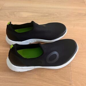 Men’s size 12 Oofos sport shoe New but tags off